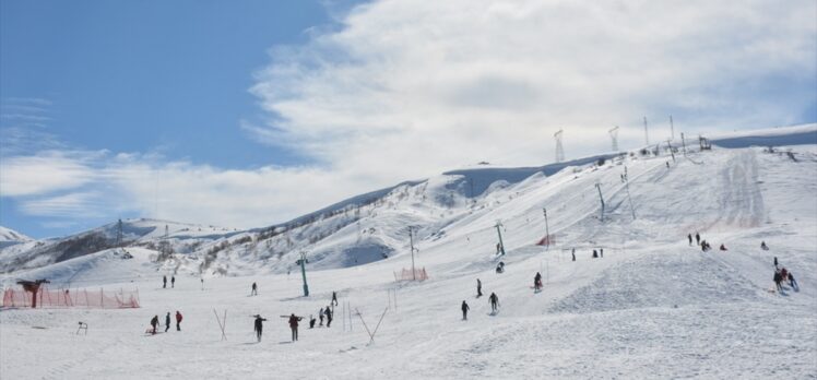 Bitlis El Aman Hanı Kayak Merkezi'nde hafta sonu yoğunluğu yaşandı