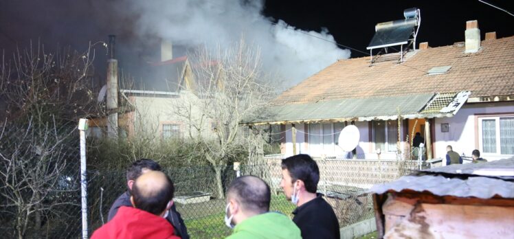 Bolu'da odunlukta çıkan yangın 2 katlı evde hasara neden oldu