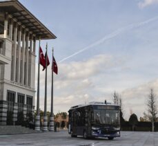 Cumhurbaşkanı Erdoğan, Türk mühendislerce geliştirilen sürücüsüz elektrikli otobüsü inceledi: