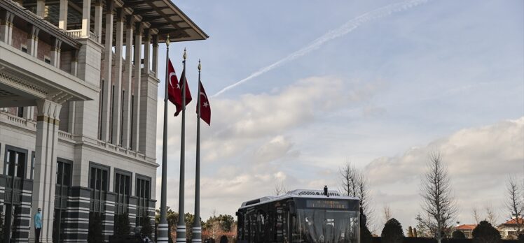 Cumhurbaşkanı Erdoğan, Türk mühendislerce geliştirilen sürücüsüz elektrikli otobüsü inceledi: