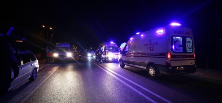 Düzce'de alkollü sürücünün kullandığı araç ambulansa arkadan çarptı: 2 yaralı