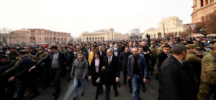 Ermenistan'da ordunun istifa bildirisi sonrası meydanlar hareketlendi