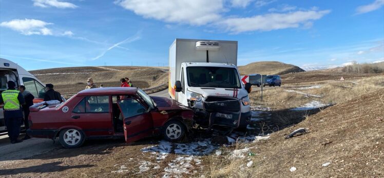 Erzincan'da kamyon otomobille çarpıştı: 6 yaralı