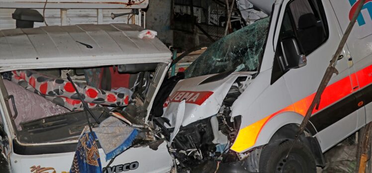 Fethiye'de park halindeki kamyonlara çarpan ambulanstaki 3 sağlık çalışanı yaralandı