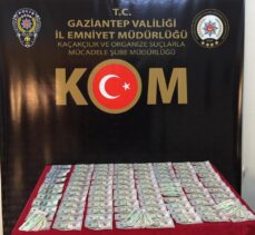 Gaziantep'te kovalamaca sonucu yakalanan iki zanlının üst aramasında sahte 10 bin 900 dolar bulundu