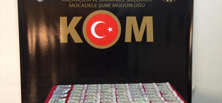 Gaziantep'te kovalamaca sonucu yakalanan iki zanlının üst aramasında sahte 10 bin 900 dolar bulundu