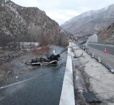 Gümüşhane’de Harşit Çayı'na devrilen tırın sürücüsü yaralandı