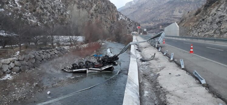 Gümüşhane’de Harşit Çayı'na devrilen tırın sürücüsü yaralandı