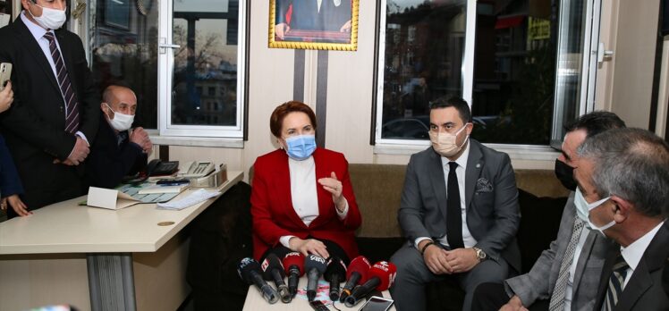 İYİ Parti Genel Başkanı Meral Akşener'den taksi durağı ziyareti