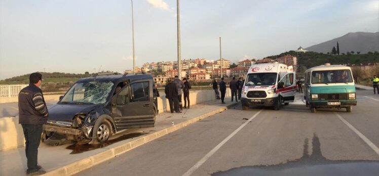 İzmir'de motosiklet ile hafif ticari araç çarpıştı: 2 yaralı