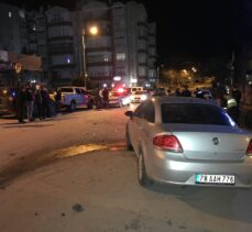 Karabük'te iki otomobile çarparak iki kişinin yaralanmasına neden olan kamyonetin sürücüsü kaçtı