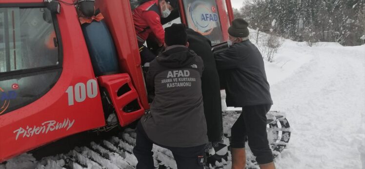 Kastamonu'da kardan yolları kapan iki köydeki yaralı ve hastaya AFAD ve UMKE ekipleri ulaştı