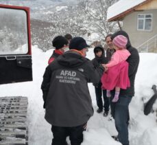 Kastamonu'da kardan yolu kapanan köyde hastalanan çocuk hastaneye ulaştırıldı