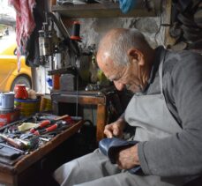 Kerkük'te 85 yaşındaki ayakkabı ustası, 60 yıldır mesleğini tutkuyla yapıyor