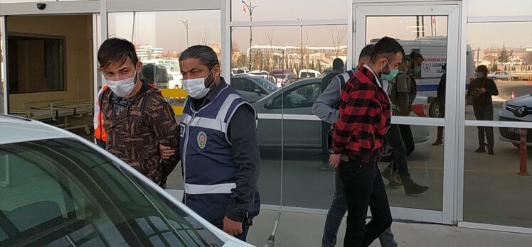 Konya'da bıçak zoruyla vatandaşları gasbeden 3 zanlı tutuklandı