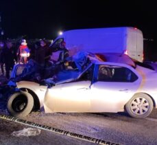 GÜNCELLEME – Manisa'da iş makinesine çarpan otomobilde aynı aileden 2 kişi öldü, 2 kişi yaralandı