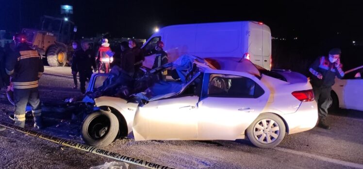 GÜNCELLEME – Manisa'da iş makinesine çarpan otomobilde aynı aileden 2 kişi öldü, 2 kişi yaralandı