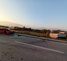 Manisa'da karşı şeride geçen tırın çarptığı otomobilin sürücüsü yaralandı