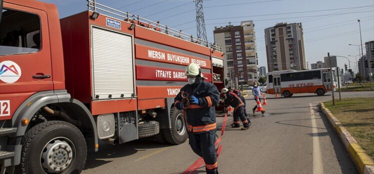 Mersin'de gerçeğini aratmayan trafik kazası tatbikatı yapıldı