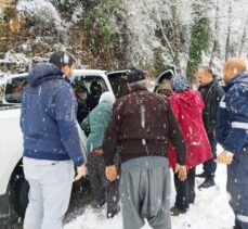 Mersin'de kardan kapanan yolda araçlarıyla mahsur kalan aileyi belediye ekipleri kurtardı
