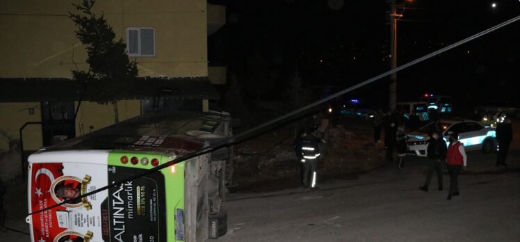 Niğde'de özel halk otobüsü ile minibüs çarpıştı: 2 yaralı