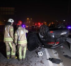 Pendik'te bariyerlere çarparak takla atan otomobildeki 5 kişi yaralandı