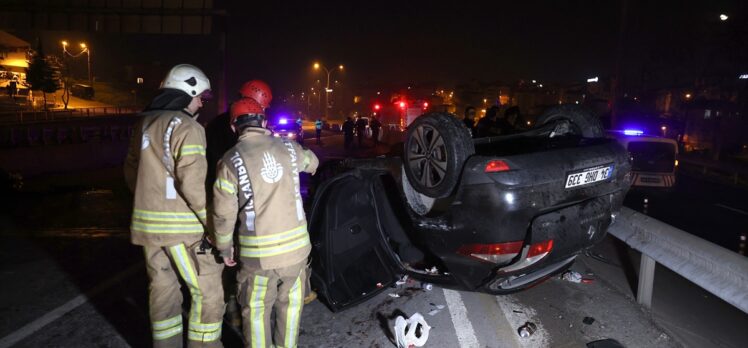 Pendik'te bariyerlere çarparak takla atan otomobildeki 5 kişi yaralandı