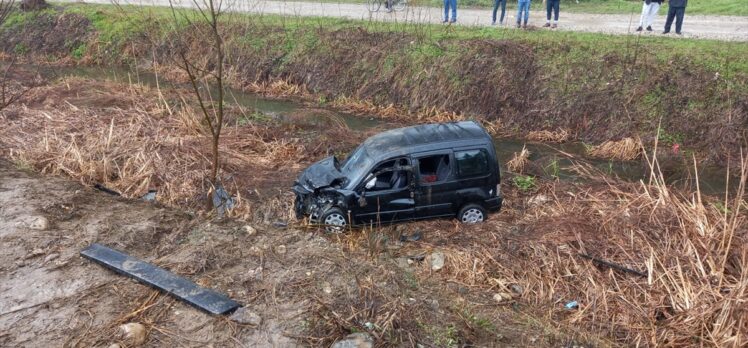 Sakarya'da hafif ticari araç ile otomobil çarpıştı: 6 yaralı