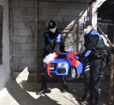 Siirt'te polis ekipleri 4 yaşındaki çocuğun akülü araç talebini yerine getirdi