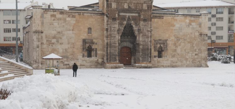 Sivas'ta kar nedeniyle 109 köy yolunda ulaşım sağlanamıyor