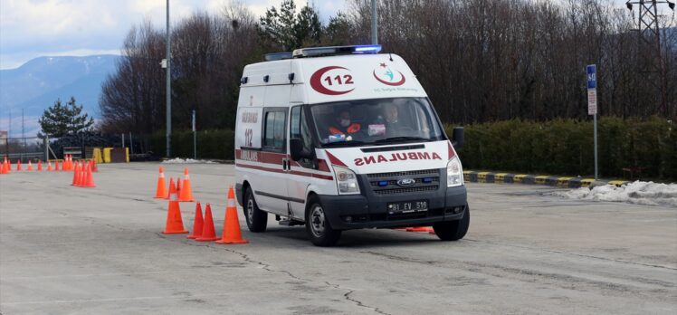 Sürüş teknikleri eğitimi alan Düzce sağlık personeli, ihtiyaç halinde ambulans kullanabilecek