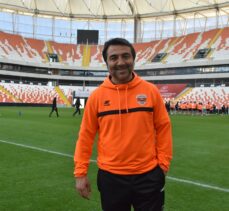 Adanaspor Teknik Direktörü Emrah Bayraktar, genç futbolculara şans vermek istiyor: