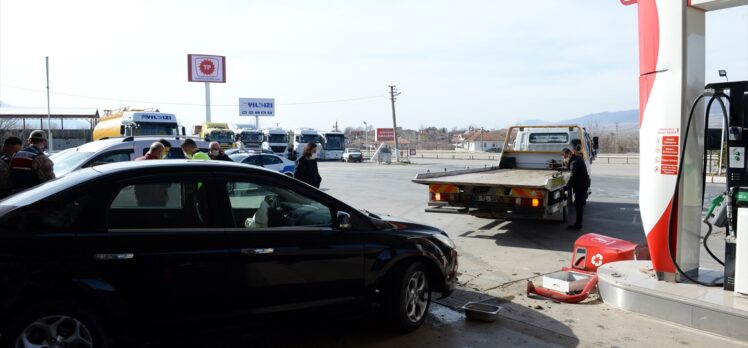 Tokat'ta otomobilin akaryakıt istasyonundaki pompaya çarpma anı güvenlik kameralarına yansıdı