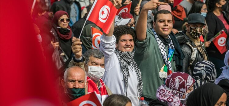 Tunus'ta Nahda Hareketinin “ulusal birlik” temalı yürüyüş çağrısıyla binlerce kişi sokağa indi