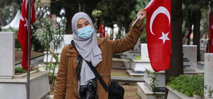 İzmir'deki şehitleri anma törenine kentte eğitim gören yabancı öğrenciler de katıldı