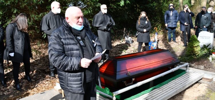 Almanya'da vefat eden Kore Gazisi Ermeni asıllı Minas Kaya, Türk bayrağıyla son yolculuğuna uğurlandı