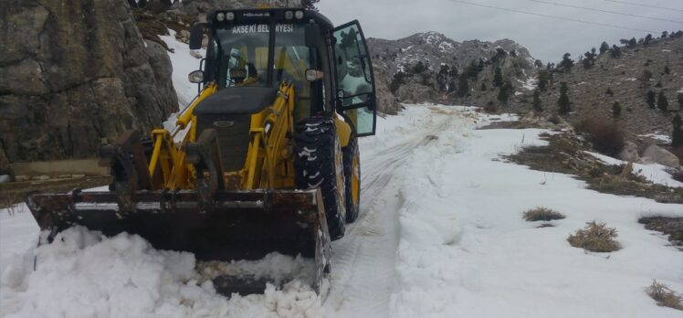 Antalya'da karla kaplanan yayla yolları açılıyor