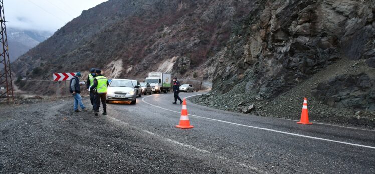 Artvin'de kamyonet devrildi: 2 yaralı