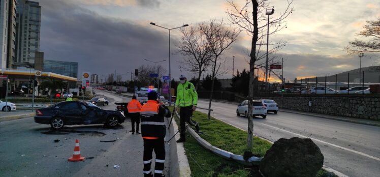 Ataşehir'de karşı şeride geçerek devrilen otomobilin sürücüsü yaralandı