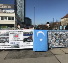 Avusturya’da Uygur Türkleri, otomobil üreticisi Volkswagen firmasını protesto etti