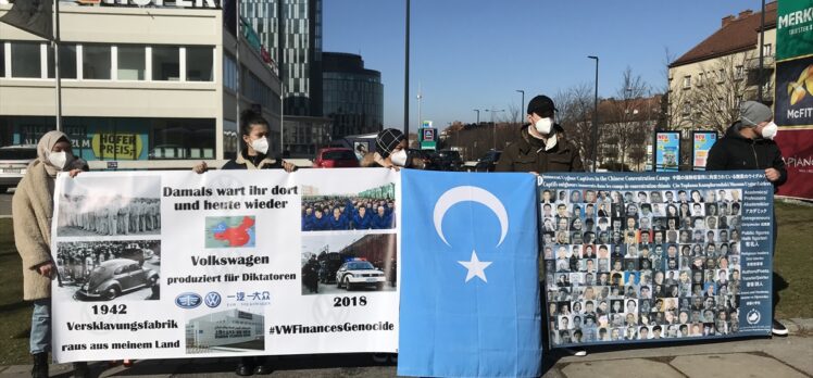 Avusturya’da Uygur Türkleri, otomobil üreticisi Volkswagen firmasını protesto etti