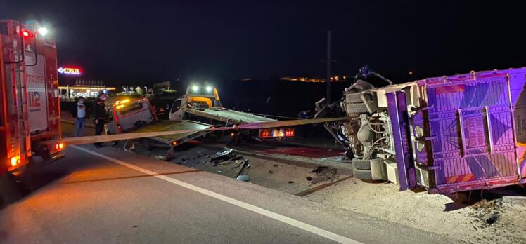 Balıkesir'de ambulans, kamyon ve otomobilin karıştığı kazada 4 kişi öldü, iki kişi yaralandı