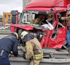 Beylikdüzü'nde kamyonet ve ticari aracın çarpışması sonucu 3 kişi yaralandı