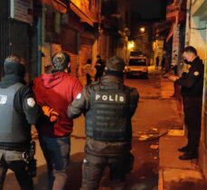 Beyoğlu'nda Kovid-19 tedbirlerine uymayıp eğlence mekanına giden 21 kişiye ceza yazıldı