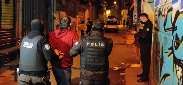 Beyoğlu'nda Kovid-19 tedbirlerine uymayıp eğlence mekanına giden 21 kişiye ceza yazıldı