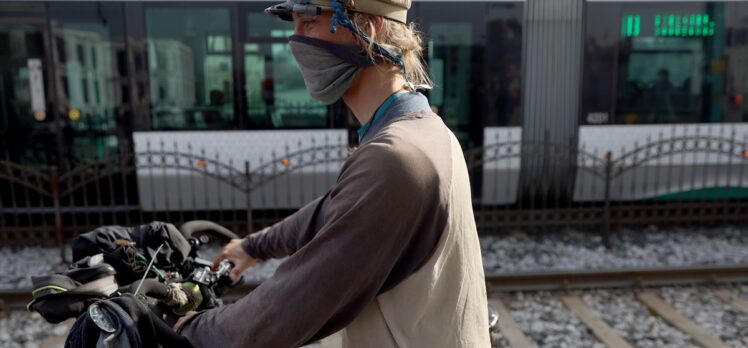 Bisikletiyle dünya turuna çıkan Fransız seyyah, Konya'da gördüğü bisiklet tramvayına hayran kaldı