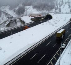 Bolu Dağı'nda etkisini artıran yağış nedeniyle kar kalınlığı yer yer 55 santimetreye ulaştı