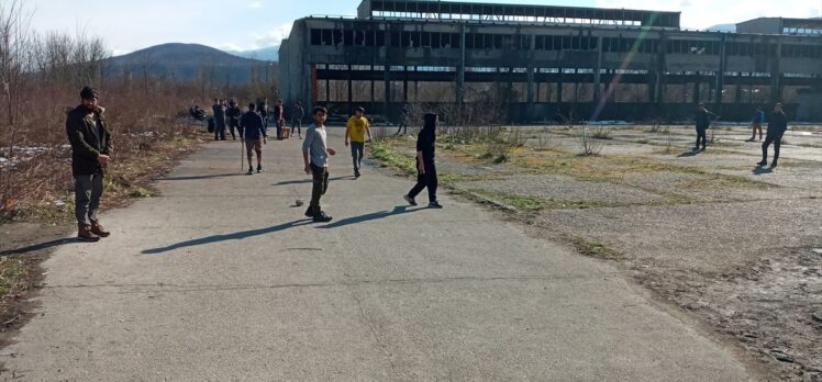 Bosna Hersek'te eski metal fabrikası yüzlerce göçmene sığınak oldu