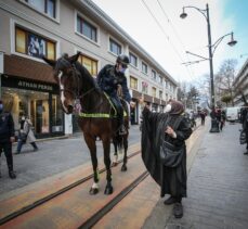 Bursa'da atlı polis birlikleri kadınlara karanfil dağıttı