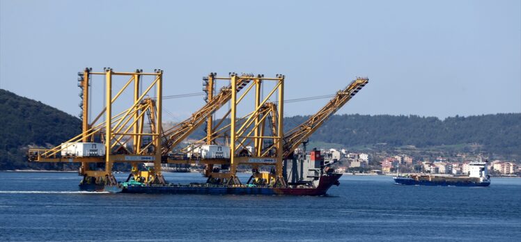 Büyük liman vinci taşıyan geminin Çanakkale Boğazı'ndan geçişi başladı